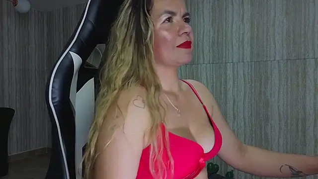 Snapshot of paula_lorens_t1_ chatting on 11/15/25, 02:53 paula lorens t1 online show from 11/15/25, 02:53