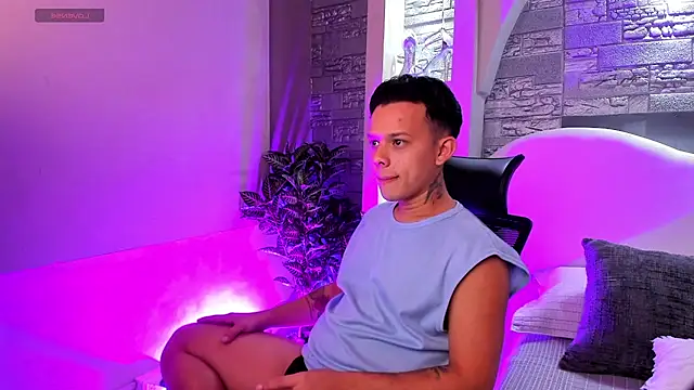 Valentino moretti online show from 11/18/25, 12:20