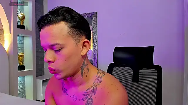 Valentino moretti online show from 11/25/25, 01:11