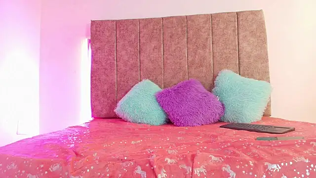 Snapshot of Innocent_Dirty chatting on 11/14/25, 01:43 Innocent Dirty online show from 11/14/25, 01:43