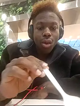 Snapshot of Wizinoir chatting on 11/15/25, 11:32 Wizinoir online show from 11/15/25, 11:32