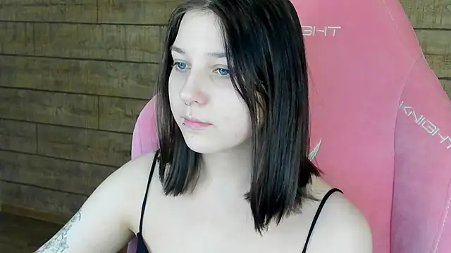 Snapshot of TinnaBurton chatting on 02/10/26, 04:27 TinnaBurton online show from 02/10/26, 04:27