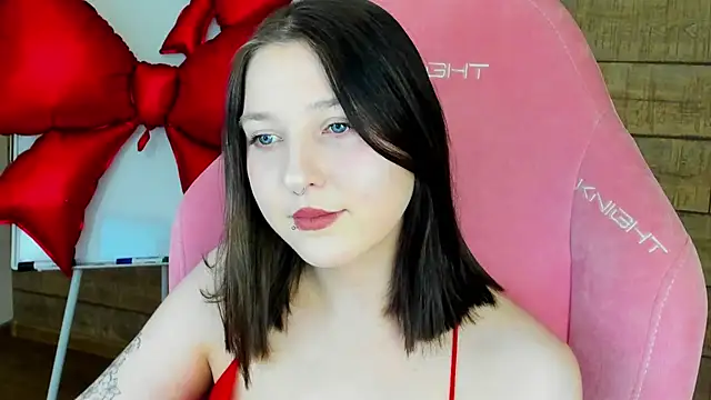 Snapshot of TinnaBurton chatting on 02/14/26, 04:26 TinnaBurton online show from 02/14/26, 04:26