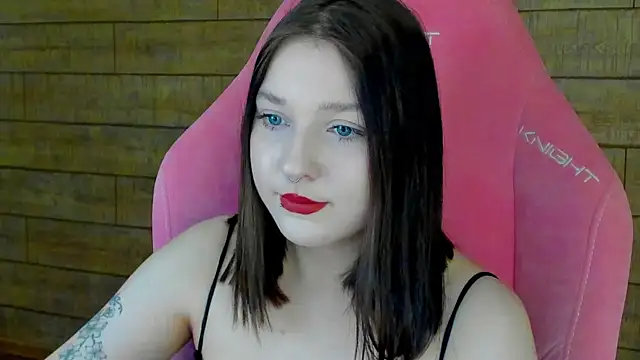 Snapshot of TinnaBurton chatting on 02/19/26, 04:36 TinnaBurton online show from 02/19/26, 04:36