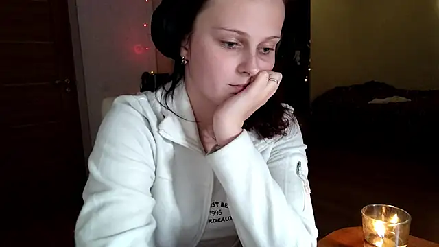 Snapshot of LouiseMarengo chatting on 11/17/25, 05:41 LouiseMarengo online show from 11/17/25, 05:41