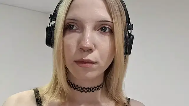 Snapshot of MarcieAragaki chatting on 11/16/25, 01:17 MarcieAragaki online show from 11/16/25, 01:17