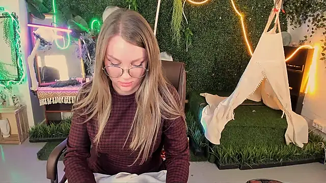 Snapshot of SandraLindsey chatting on 11/14/25, 03:33 SandraLindsey online show from 11/14/25, 03:33