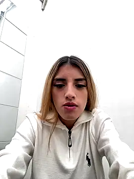 Snapshot of zoepink_1 chatting on 11/25/25, 01:11 zoepink 1 online show from 11/25/25, 01:11