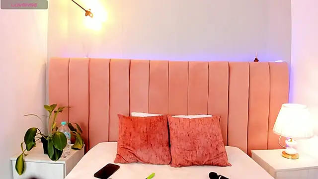 Snapshot of Anita_wood chatting on 11/26/25, 10:00 Anita wood online show from 11/26/25, 10:00