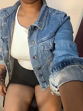 Snapshot of Lilly_islive chatting on 11/18/25, 04:11 Lilly islive online show from 11/18/25, 04:11