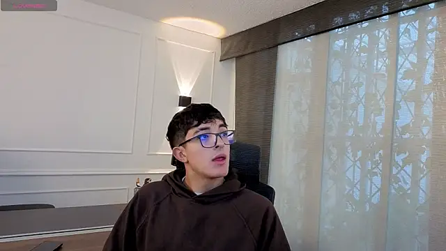 Snapshot of sayronvg chatting on 11/18/25, 11:58 sayronvg online show from 11/18/25, 11:58