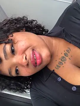 Snapshot of TuyaLes chatting on 11/16/25, 05:18 TuyaLes online show from 11/16/25, 05:18