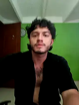 Snapshot of LiamArias_0 chatting on 11/15/25, 11:32 LiamArias 0 online show from 11/15/25, 11:32