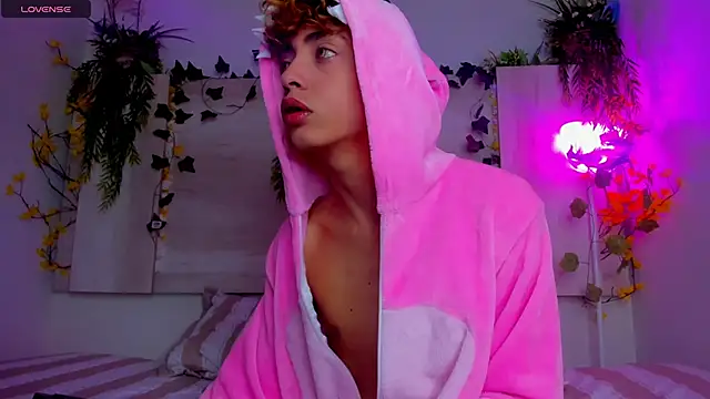 Snapshot of Twinkk_Guy chatting on 11/18/25, 02:39 Twinkk Guy online show from 11/18/25, 02:39