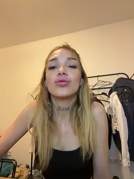 Snapshot of lunababy77 chatting on 11/17/25, 04:13 lunababy77 online show from 11/17/25, 04:13