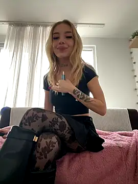 lunababy77 online show from 12/05/25, 12:47