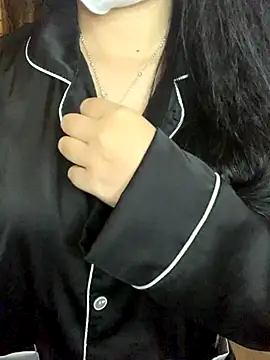 Hanni 22 online show from 12/01/25, 12:21