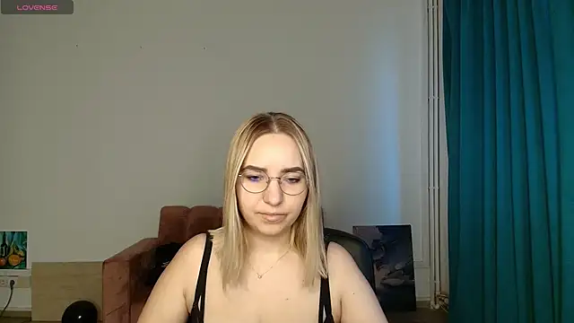 Snapshot of HillaryWong chatting on 11/17/25, 06:52 HillaryWong online show from 11/17/25, 06:52