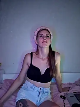 carolinakis  online show from 11/21/25, 08:40