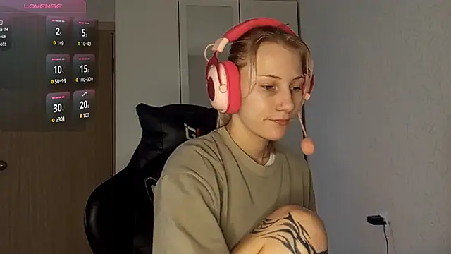 Snapshot of FoxySable chatting on 11/19/25, 08:14 FoxySable online show from 11/19/25, 08:14