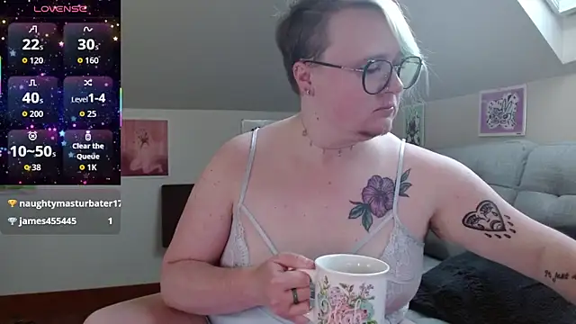 Snapshot of queerlyjaz chatting on 05/15/26, 02:13 queerlyjaz online show from 05/15/26, 02:13