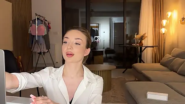 Jolienne online show from 03/24/26, 09:09