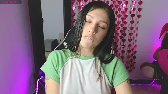 Snapshot of Dhanaee chatting on 12/23/25, 05:16 Dhanaee online show from 12/23/25, 05:16