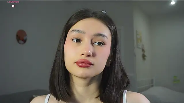 Snapshot of SoftLuna chatting on 11/18/25, 05:12 SoftLuna online show from 11/18/25, 05:12