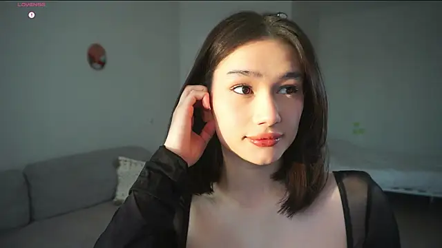 Snapshot of SoftLuna chatting on 11/21/25, 04:44 SoftLuna online show from 11/21/25, 04:44