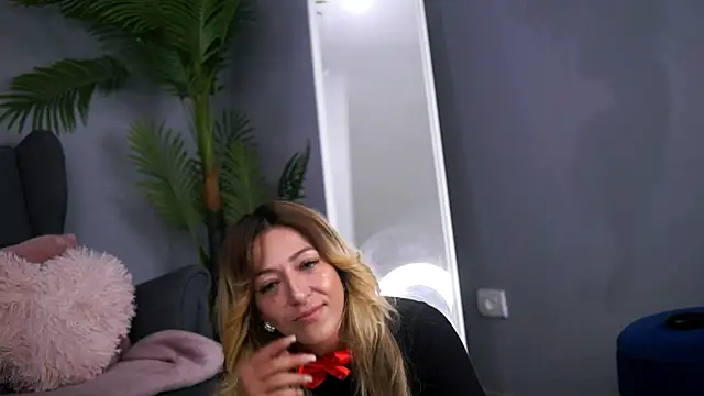 JuliaHyde online show from 11/26/25, 03:18