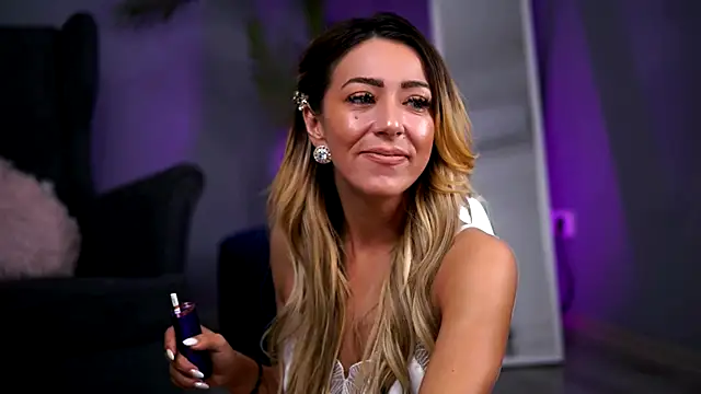 JuliaHyde online show from 12/19/25, 04:08