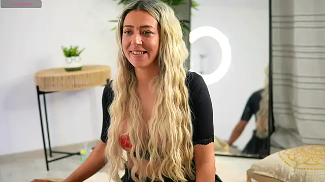 JuliaHyde online show from 04/18/26, 07:58