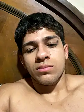 Snapshot of Benjxmin_077 chatting on 11/18/25, 11:59 Benjxmin 077 online show from 11/18/25, 11:59