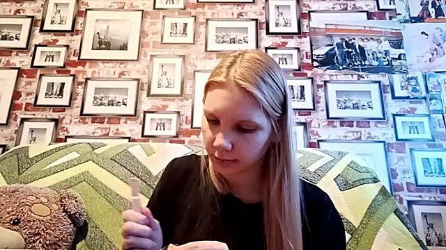 Snapshot of EvieBaggette chatting on 11/17/25, 08:20 EvieBaggette online show from 11/17/25, 08:20