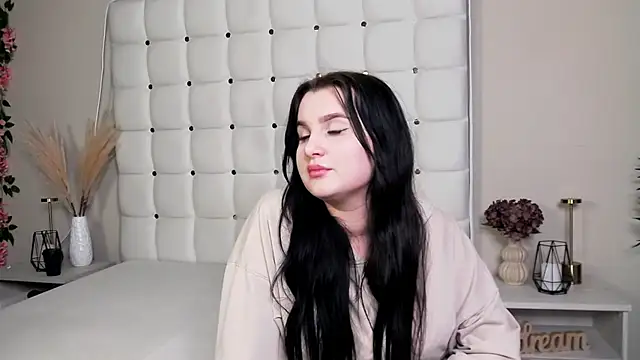 Snapshot of EvaVise chatting on 11/17/25, 01:06 EvaVise online show from 11/17/25, 01:06