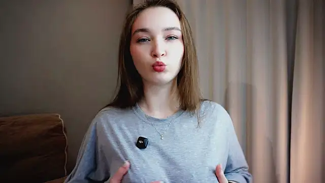 Eliravelvet online show from 12/18/25, 06:14