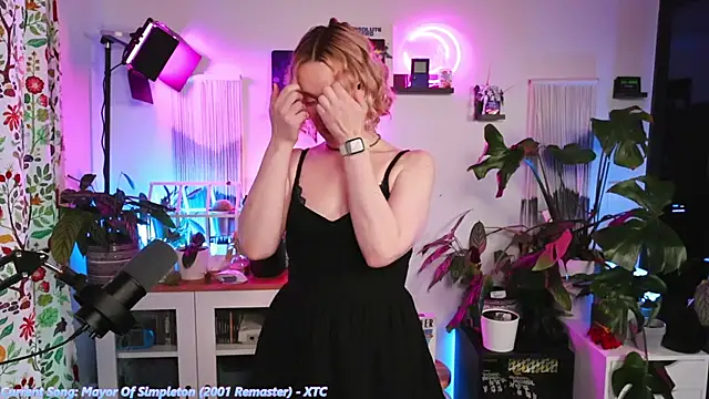 Snapshot of xzoeyryanx chatting on 11/28/25, 04:42 xzoeyryanx online show from 11/28/25, 04:42