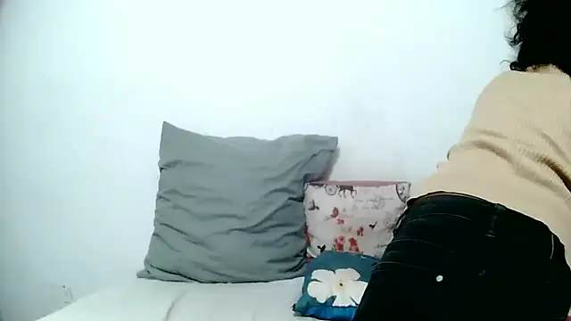 BrunetteNaomi8 online show from 05/06/26, 08:03