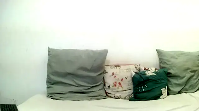 BrunetteNaomi8 online show from 05/08/26, 10:31