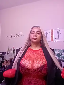 Snapshot of LaReineCleo chatting on 06/18/26, 10:41 LaReineCleo online show from 06/18/26, 10:41