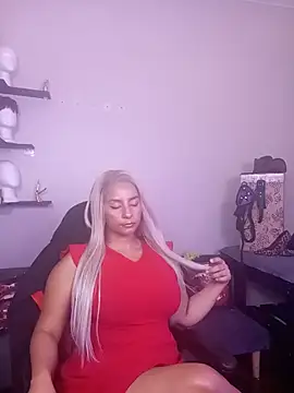 Snapshot of LaReineCleo chatting on 07/16/26, 11:05 LaReineCleo online show from 07/16/26, 11:05