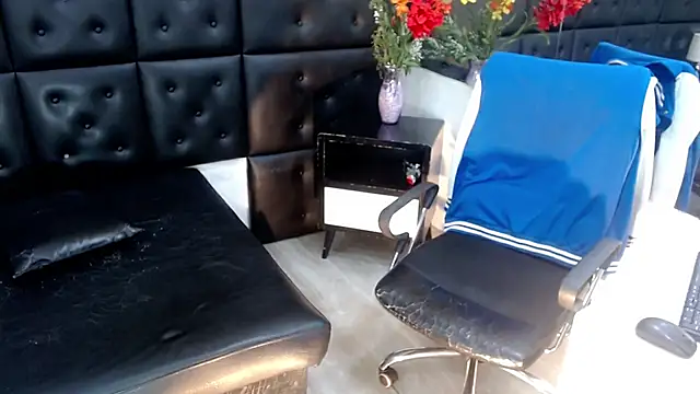 Snapshot of ChrisHott01 chatting on 12/02/25, 02:06 ChrisHott01 online show from 12/02/25, 02:06