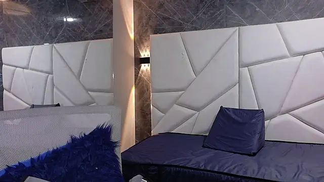 Snapshot of pettymoon1 chatting on 11/26/25, 11:33 pettymoon1 online show from 11/26/25, 11:33