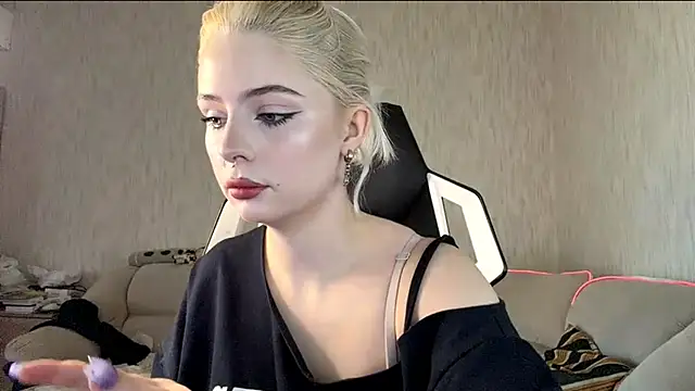 Snapshot of DayleSileo chatting on 11/19/25, 11:10 DayleSileo online show from 11/19/25, 11:10