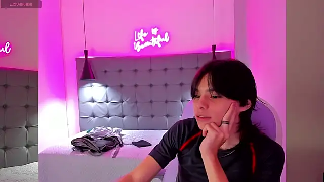 Snapshot of Sylasfrost chatting on 11/26/25, 10:27 Sylasfrost online show from 11/26/25, 10:27