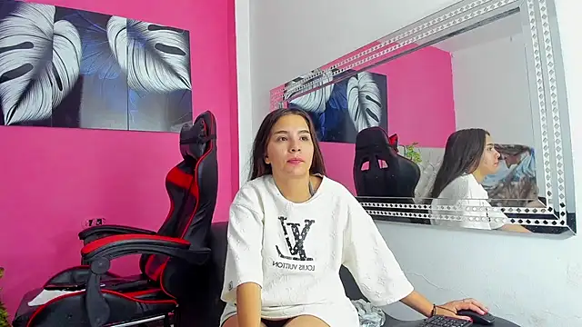 MiaAndTeylor online show from 12/01/25, 08:19