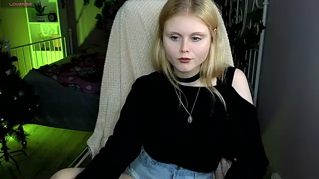 AnoraAmore online show from 12/14/25, 09:08