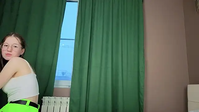 Snapshot of MiraFenech chatting on 11/28/25, 05:32 MiraFenech online show from 11/28/25, 05:32