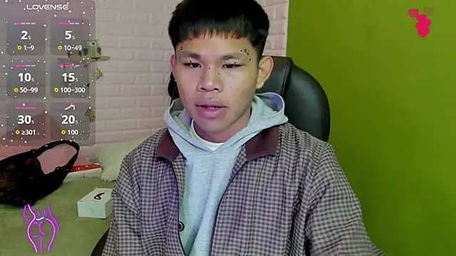 Snapshot of tommy_cherry_ chatting on 11/23/25, 04:18 tommy cherry online show from 11/23/25, 04:18