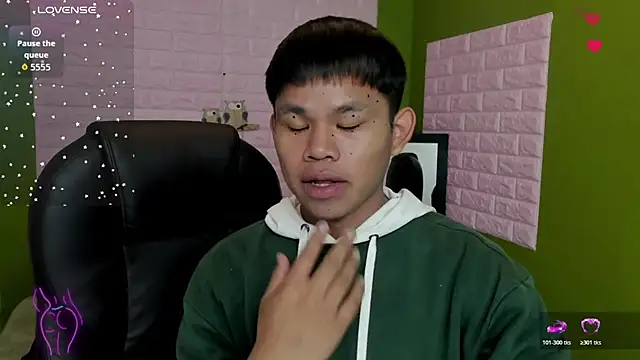 Snapshot of tommy_cherry_ chatting on 11/28/25, 03:47 tommy cherry online show from 11/28/25, 03:47